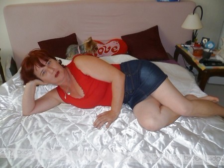 salope lesbienne viol obligée de lécher plusieurs chattes